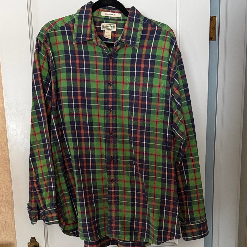 L.L. Bean Men's Green and Blue Plaid Button Down Flannel 100% cotton Shirt